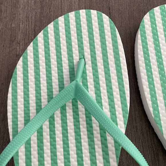 ❤️NWT Old Navy green and white stripes summer flip flops size 8 - Picture 4 of 5